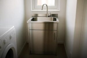 Tanque inox com gabinete EJV Shoop: organização e resistência para sua lavanderia